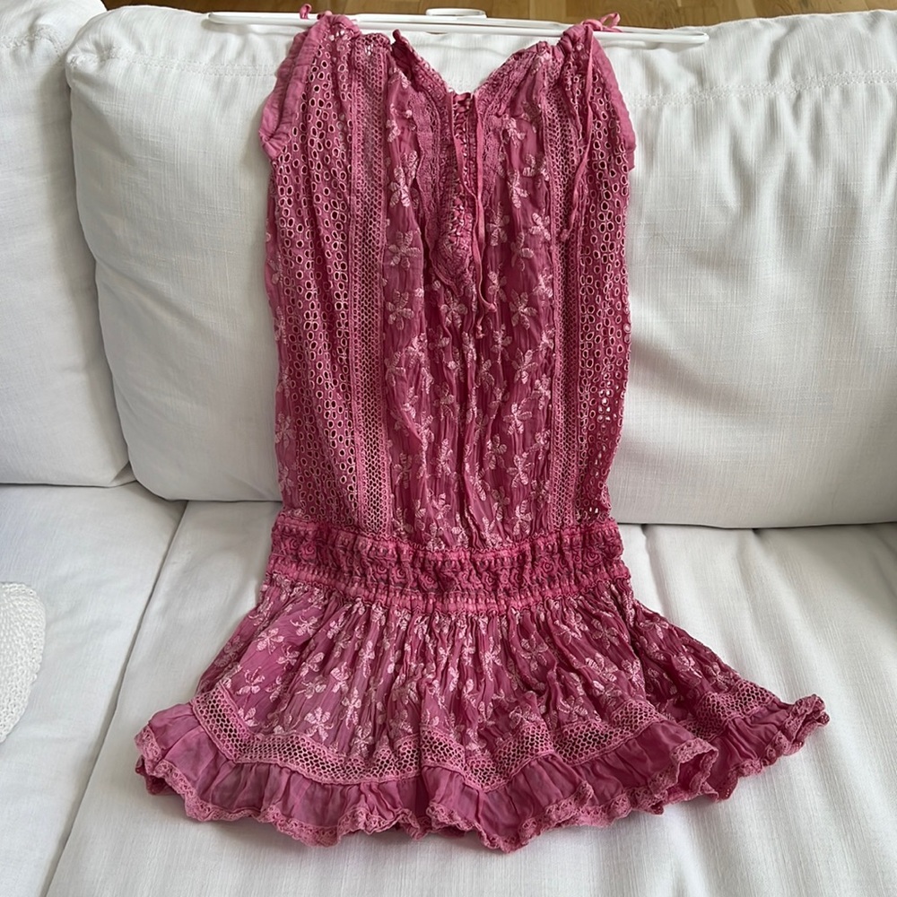 Bathing suit coverup. Very short. One size but more like a small.